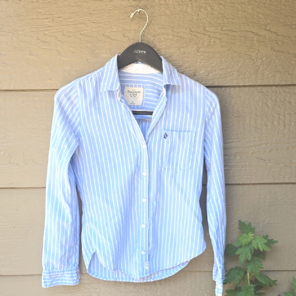 A&f  Abercrombie Super Soft Blue Pinstripe Long Sleeve Button Down XS